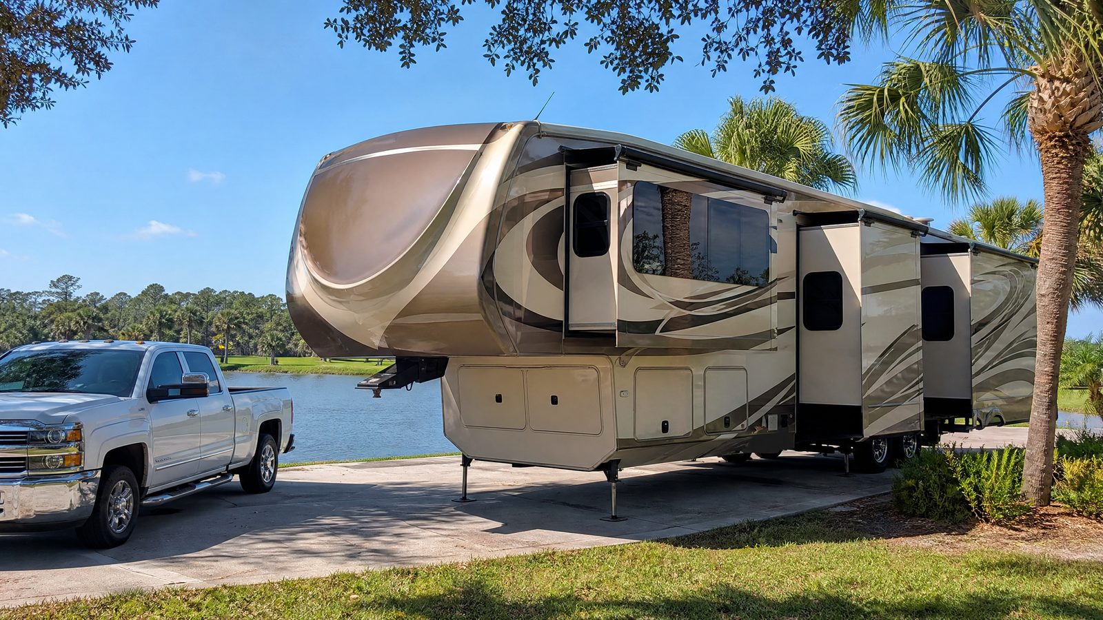 Fifth wheel RV hitched to a dually pickup truck in Florida